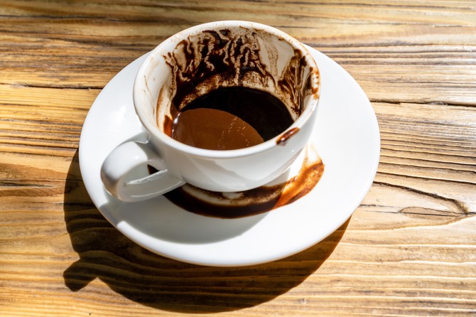 Talog od kafe ima abrazivna svojstva koja uklanjaju tvrdokornu prljavštinu
