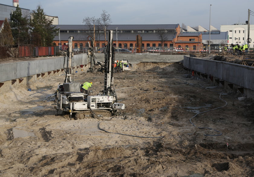 Przejścia dla pieszych już widać, tunel ciągle zasypany