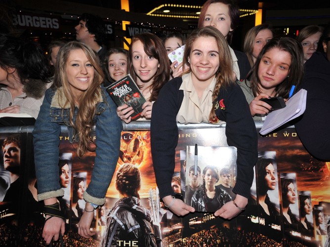 Fanki 'Igrzysk' przed O2 Arena w Londynie