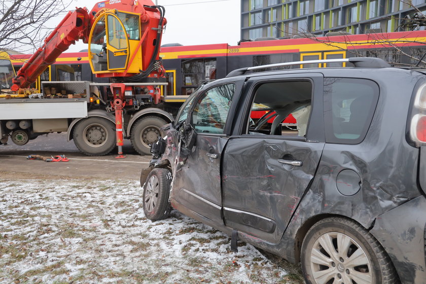 Auto zakleszczone między tramwajami