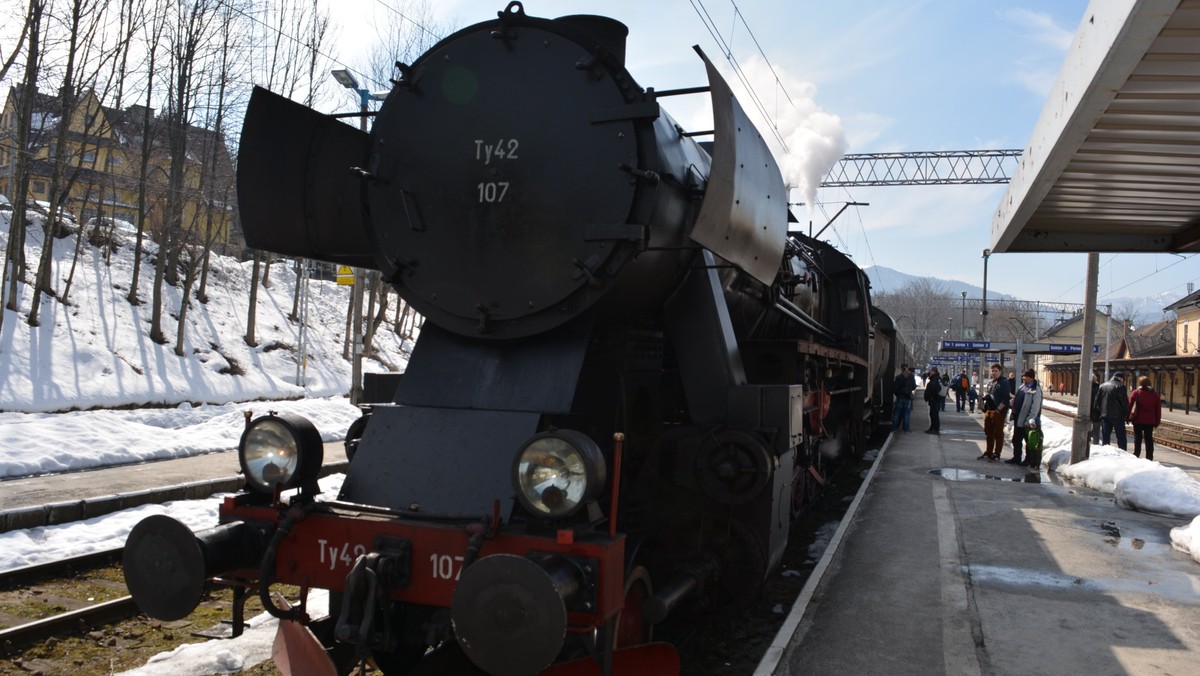 Przywitanie wiosny w pociągu retro z Zakopanego do Chabówki - taką właśnie atrakcję zapewnił turystom spędzającym na Podhalu weekend Skansen Taboru Kolejowego w Chabówce. I tym razem po raz kolejny można było przejechać się zabytkowym składem, w którym siedząc w trzech wagonach na drewnianych siedzeniach nie można było liczyć na wielki komfort, ale wrażeń nie zabrakło.