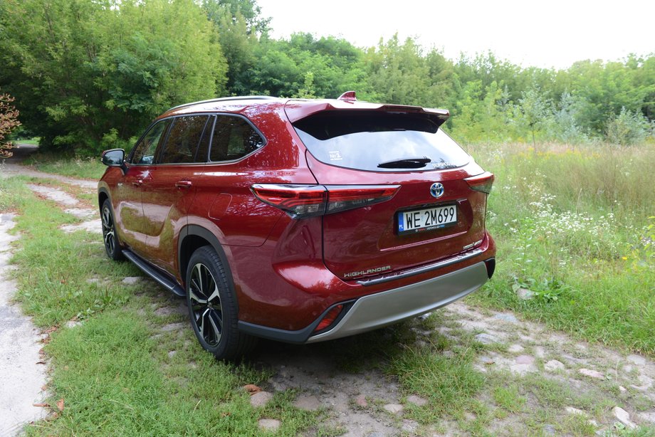 Toyota Highlander to teraz jeden z największych modeli japońskiej marki oferowany w Europie. Mierzy niemal pięć metrów.