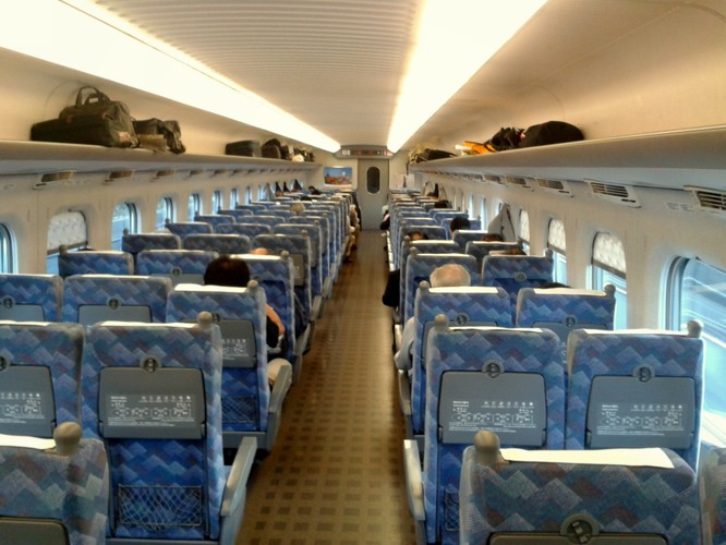 Dzięki szerszemu rozstawowi torów wewnątrz pociągu można umieścić pięć, a nawet sześć rzędów foteli. Wagony są zwykle bezprzedziałowe. Istnieje podział na różne klasy oraz na wagony z rezerwacją i bez rezerwacji miejsc.