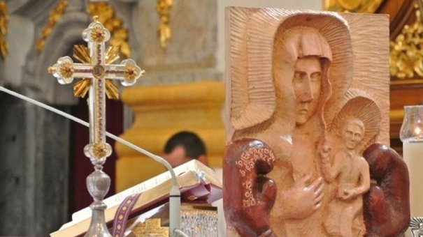 Płaskorzeźba Matki Bożej z rękawicami bokserskimi, którą przyniesiono na Jasną Górę