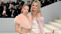Kate Moss lánya melltartó nélkül jelent meg a Saint Laurent divatbemutatóján: átlátszó felsője semmit nem takart