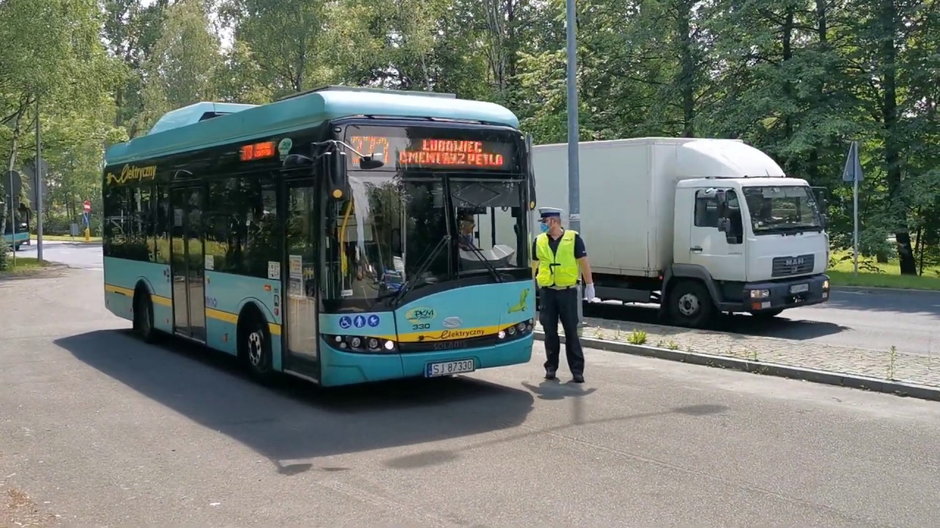 Policjanci upominali pasażerów nie stosujących się do zaleceń