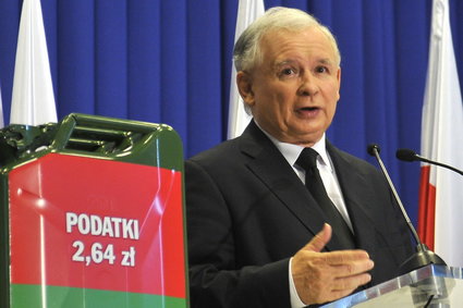 10 lat temu Jarosław Kaczyński żądał obniżenia akcyzy na paliwo. Dlaczego tak bardzo się mylił?