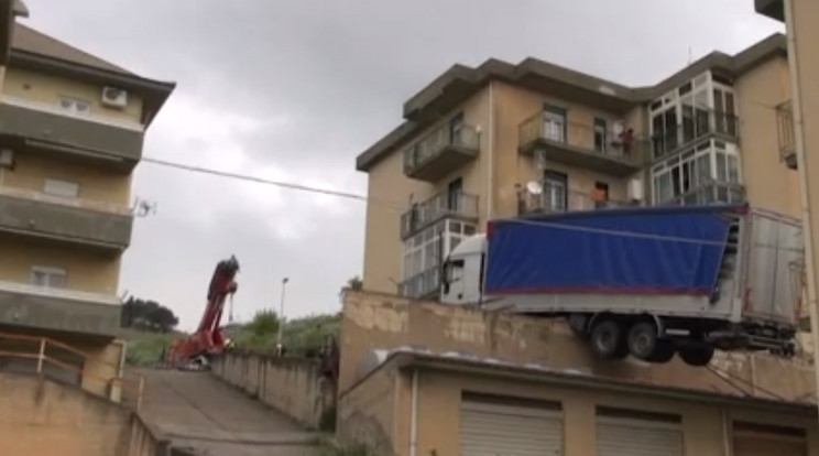 Nem sikerült a manőver, egy parkolótersz szélén állt meg egy teherautó Olaszországban. Fotó: RTL Híradó