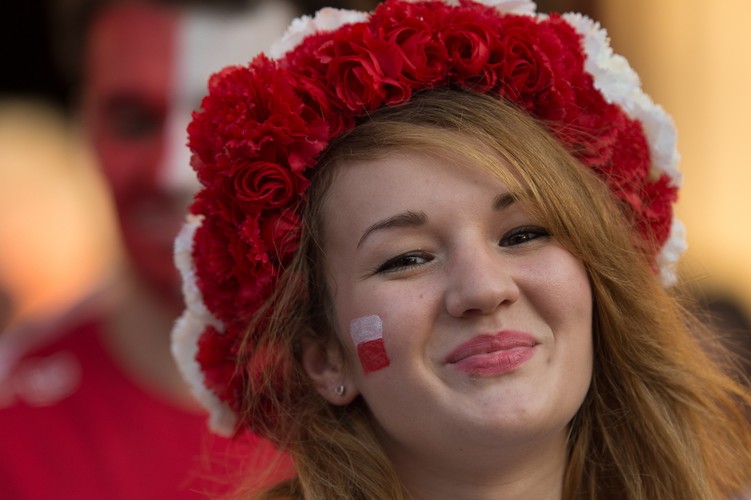 Polska fanka przed meczem grupy A mistrzostw świata siatkarzy z Kamerunem