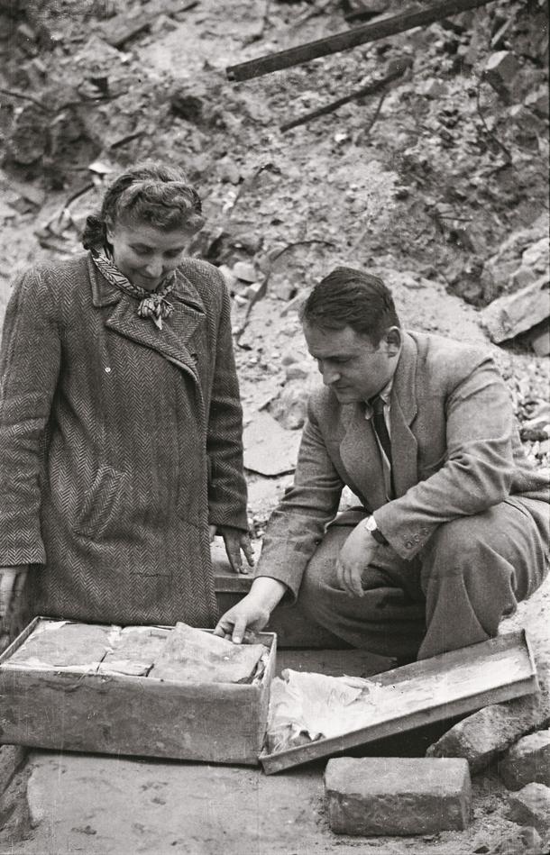 Przeglądanie jednej ze znalezionych metalowych skrzyń, zawierającej pierwszą część tzw. Archiwum Ringelbluma. Z lewej Bluma Wasser, żona Hersza Wassera, współpracowniczka Oneg Szabat, Warszawa, 18 września 1946 r.
