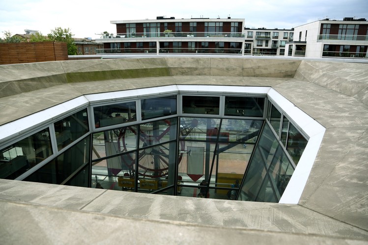 Do ogrodu o powierzchni ponad 8,5 tys. metrów kwadratowych będzie można wejść dwoma drogami. Jedna prowadzi z wnętrza budynku, natomiast druga biegnie specjalnymi rampami na zewnątrz budynku. <br><br> fot. (mr) PAP/Tomasz Gzell