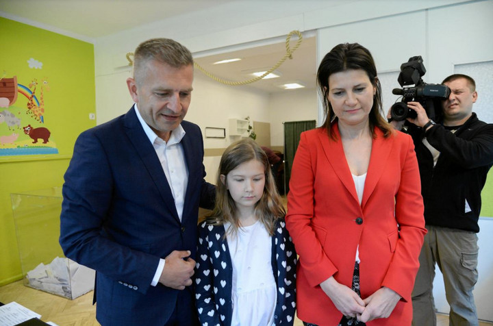 Bartosz Arłukowicz przyszedł na głosowanie w 2019 r. wraz z żoną i córką (źródło: szczecin.wyborcza.pl, Krzysztof Hadrian)