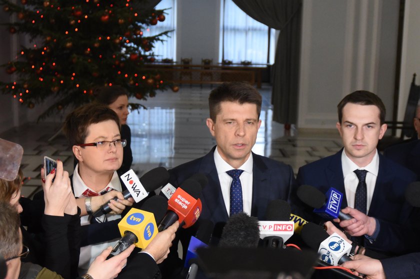 Petru tłumaczy się z wyjazdu z piękną posłanką