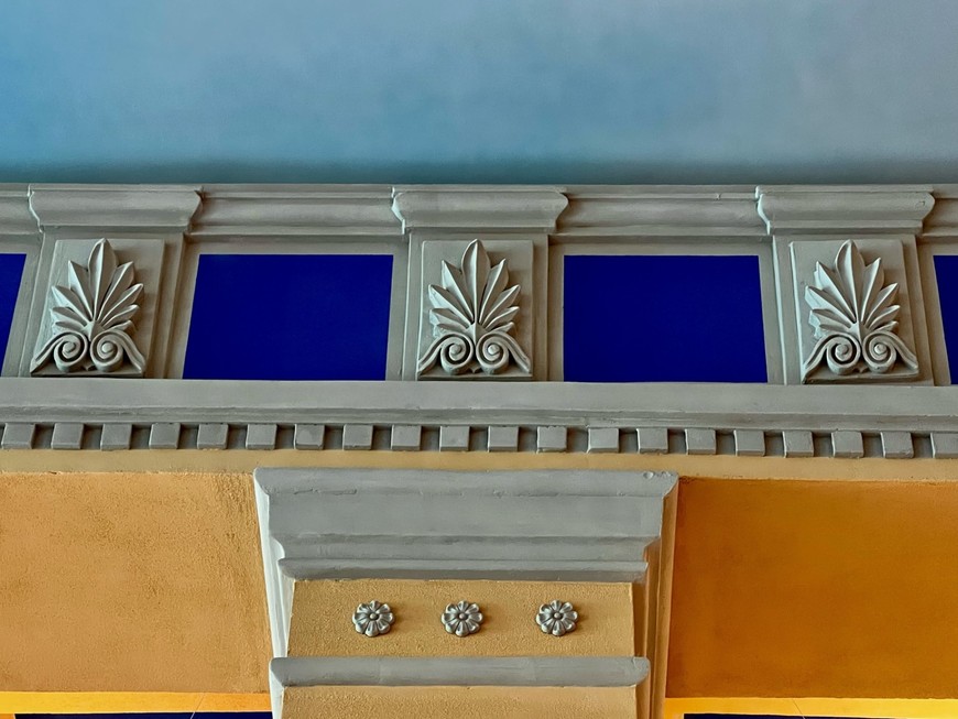 Przy suficie odtworzono ozdobne detale