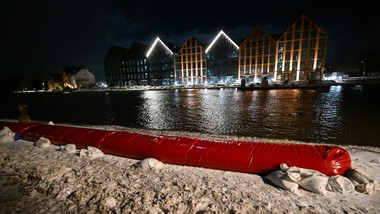 rośnie zagrożenie. wyrwa w wale przeciwpowodziowym na rzece elbląg