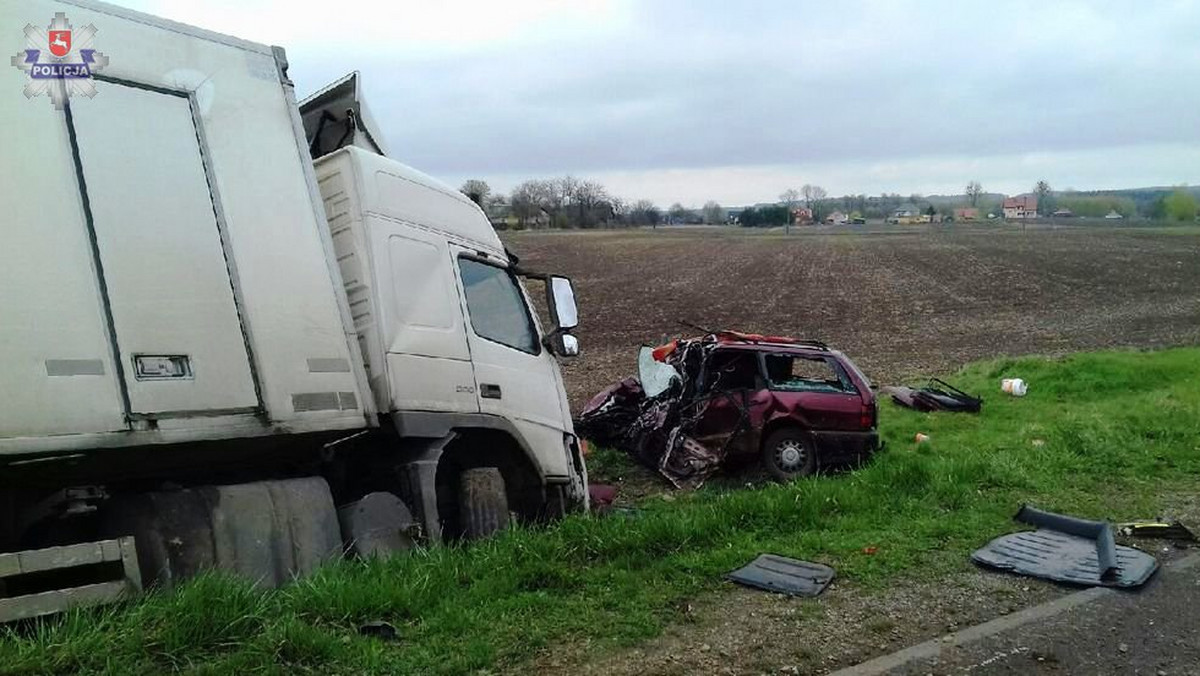 Cztery osoby zginęły w dwóch porannych wypadkach na drogach województwa lubelskiego. W Adamowie ciężarówka uderzyła w dwa samochody osobowe. W wyniku zdarzenia, trzy osoby poniosły śmierć na miejscu. Z kolei na trasie Łęczna – Włodawa zakleszczony w aucie kierowca spłonął po zderzeniu z samochodem dostawczym.