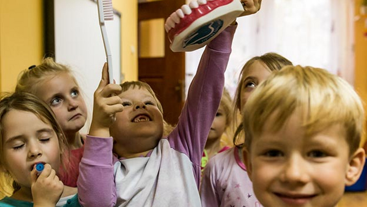 Zdrowe zęby i dziąsła to podstawa pięknego uśmiechu. Aby uchronić je od chorób, trzeba o nie dbać – codziennie i już od pierwszych lat życia. Dzieci, którym udaje się uniknąć próchnicy są zdrowsze i lepiej się rozwijają.