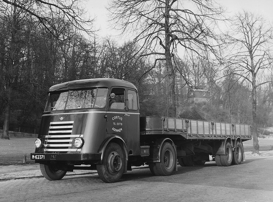 W 1951 r. DAF wprowadził swoją własną kabinę z zaokrąglonymi narożnikami i pochyłą kratą wylotu powietrza. Wprowadzono także fotele z zawieszeniem. 