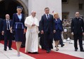 Biskupa Rzymu na Wawelu powitał prezydent Andrzej Duda z małżonką