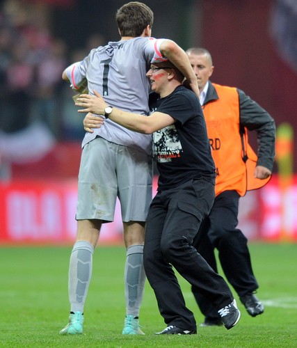 Szczęsny nie tylko zatrzymał Niemców. Ratował też kibica przed ochroniarzami
