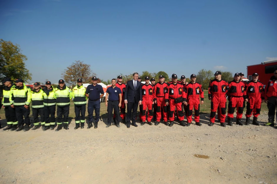 Vučić sa ekipom iz BiH (u žutim uniformama) i iz Republike Srpske (u crvenim)