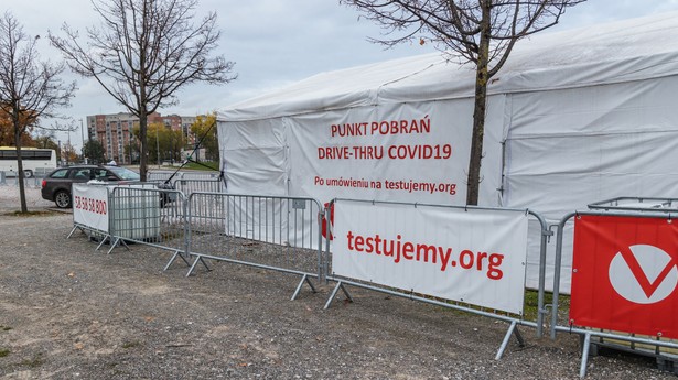 Punkt pobrań drive-thru COVID-19 w Warszawie