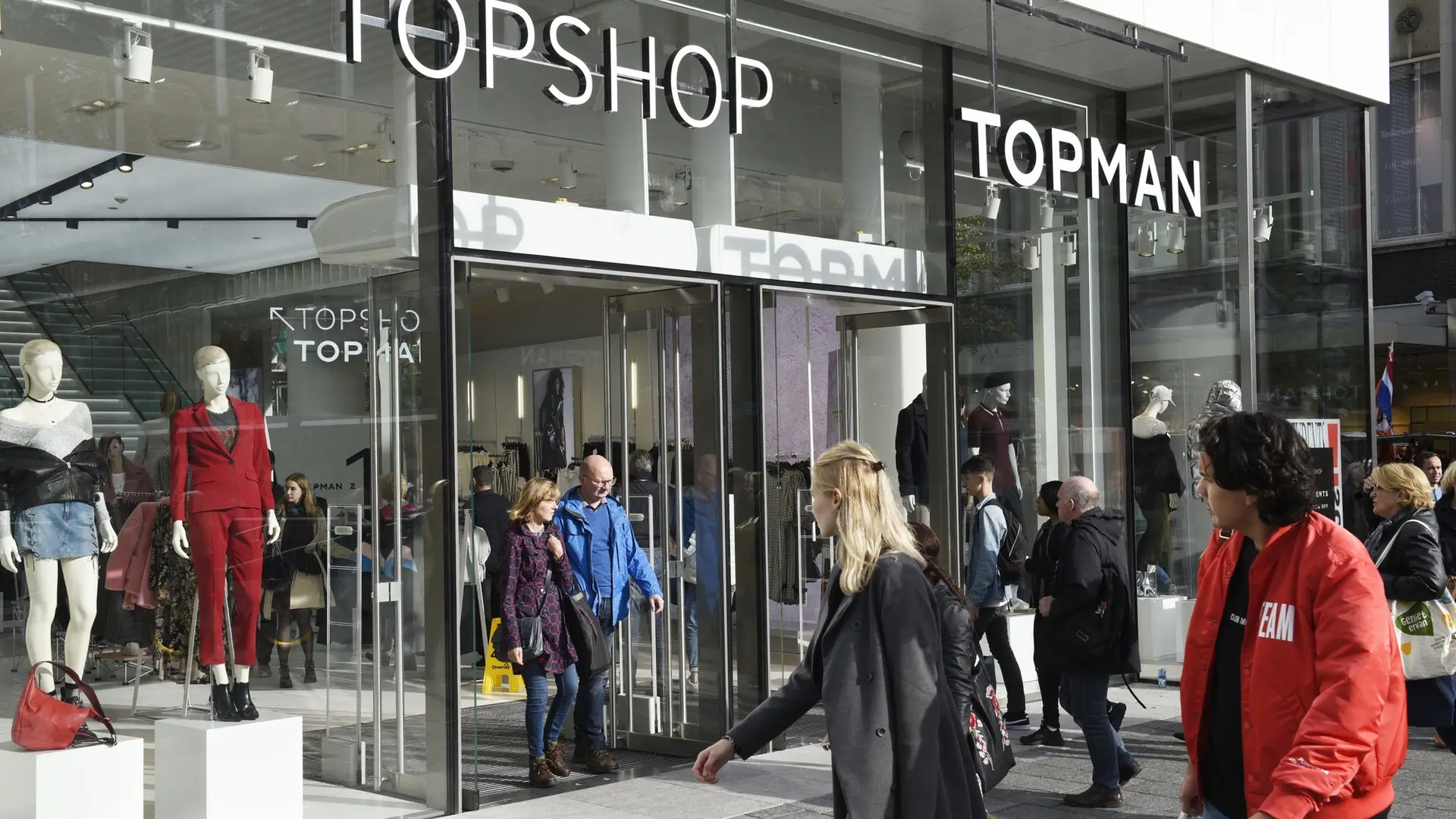 Topshop kończy z podziałem przymierzalni na damskie i męskie po skardze transpłciowego klienta