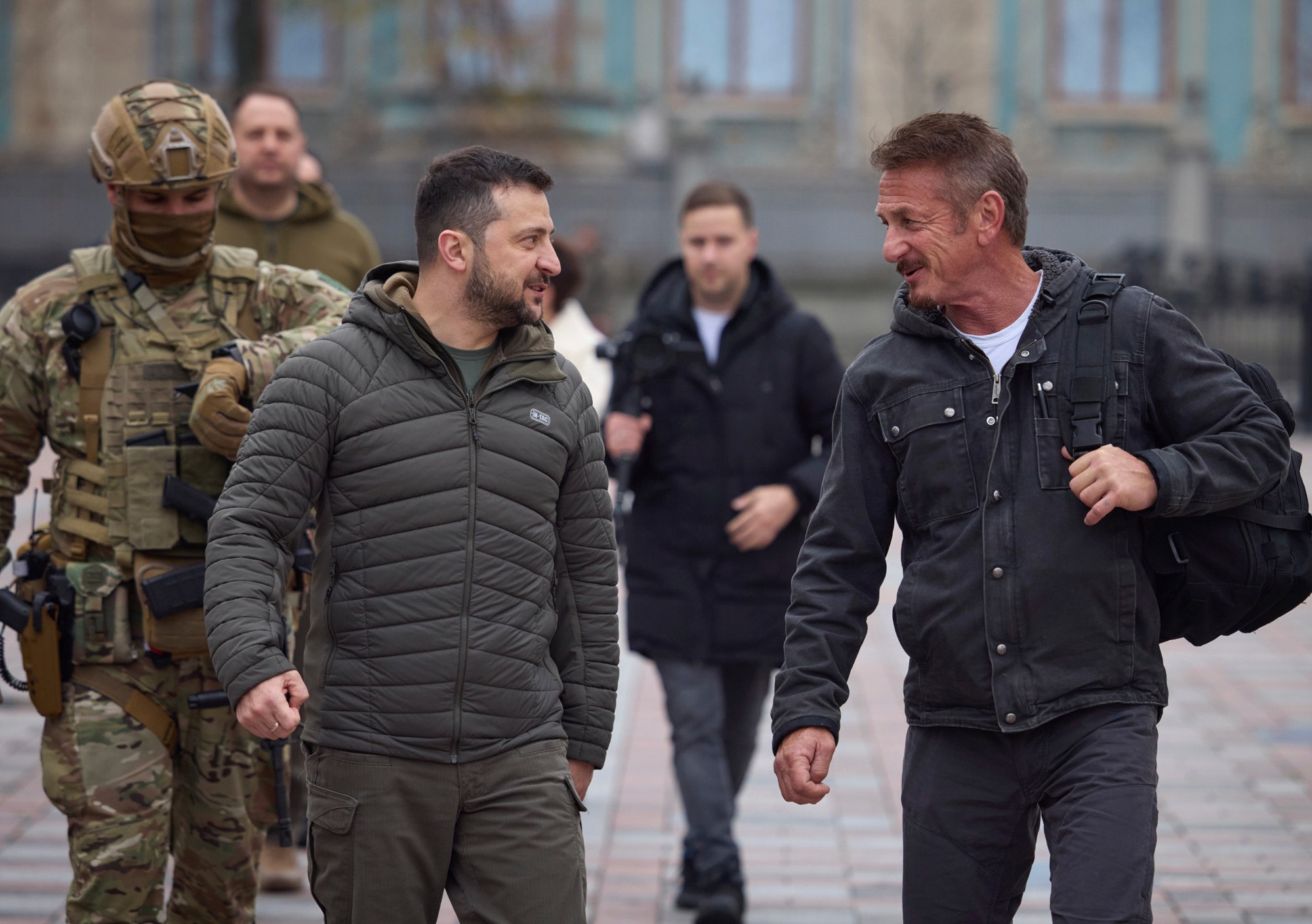 Ukrajinský prezident Volodymyr Zelenskyj (uprostred) a americký herec Sean Penn (vpravo) kráčajú po stretnutí v Kyjeve.