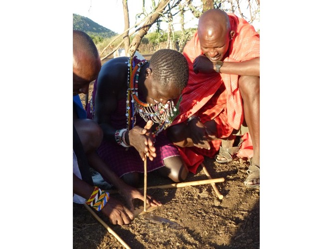 Masajowie szczycą się tym, że wciąż rozpalają ogień w tradycyjny sposób.