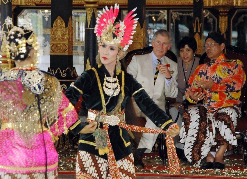 Sultan sa princom Čarlsom u novembru 2008.