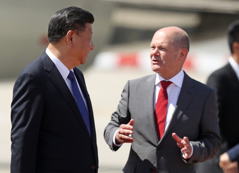 Chiński prezydent Xi Jinping i kanclerz Niemiec Olaf Scholz