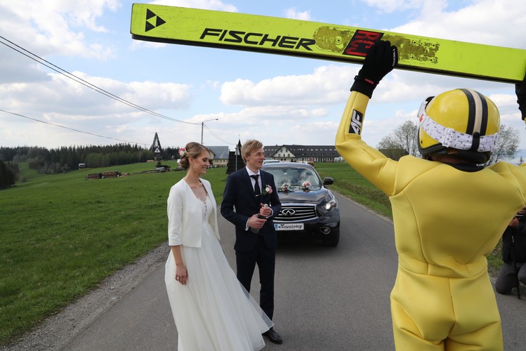 Reprezentant Polski w skokach narciarskich Dawid Kubacki poślubił Martę Majcher. Ceremonia odbyła się w sanktuarium Matki Bożej Częstochowskiej we wsi Bachledówka