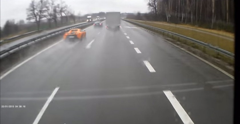 Sportowy McLaren 650S z impetem uderzył w barierki