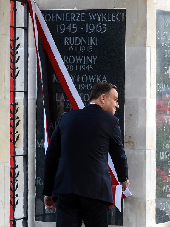 Andrzej Duda podczas uroczystości odsłonięcia tablicy poświęconej "Żołnierzom Wyklętym" na filarze Grobu Nieznanego Żołnierza