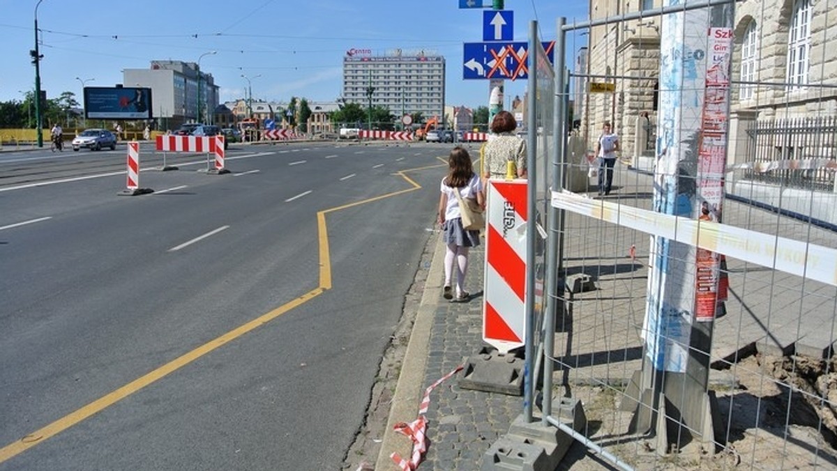 W nocy piątku na sobotę, tj. z 18 na 19 października 2013 roku, wraz z postępem prac budowlanych nastąpiła zmiana organizacji ruchu pieszego na rondzie Kaponiera. A 23 października - dzień później niż zapowiadano - przejście podziemne zostanie całkowicie zamknięte dla ruchu.