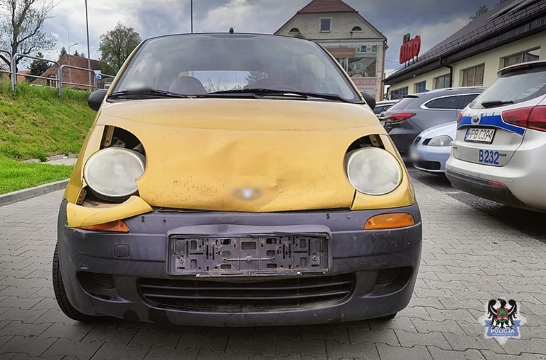 Matiz, którym 13-latek spowodował kolizję na parkingu w Wałbrzychu