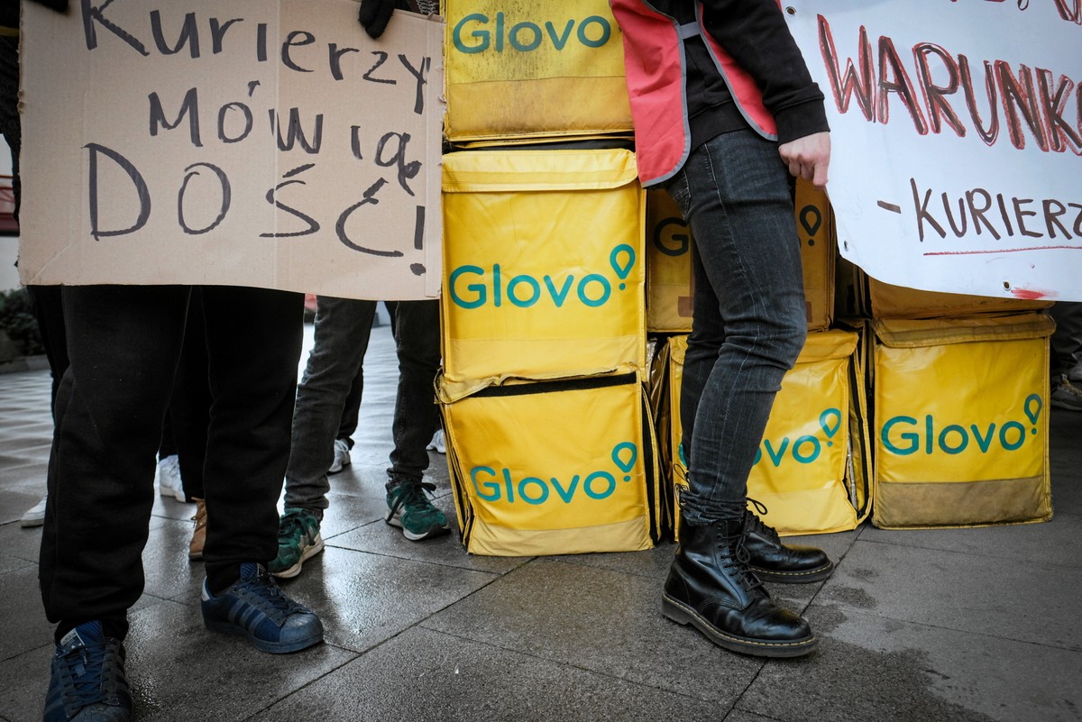 21.03.2024 Poznan , ul. Towarowa 37. Protest kurierow rozwozacych jedzenie firmy Glovo w sprawie wynagrodzen . Fot. Piotr Skornicki / Agencja Wyborcza.pl