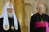 Patriarcha Moskwy i całej Rusi Cyryl I i i abp Józef Michalik (P) podpisali przesłanie wzywające do pojednania obu narodów, Polski i Rosji; 17.08.2012 r.