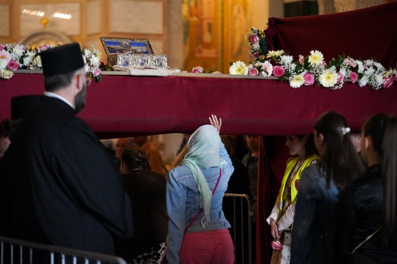 (FOTO, VIDEO) Časni pojas presvete Bogorodice danas napušta Srbiju uz najviše počasti: Patrijarh Porfirije u Hramu Svetog Save služi liturgiju
