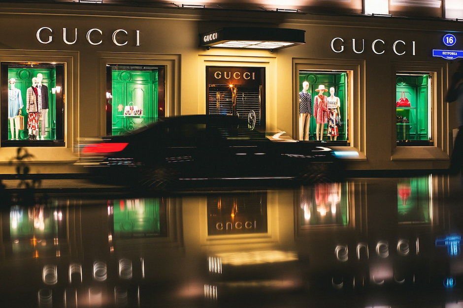 Witryna salonu Gucci, domu mody należącego do grupy Kering