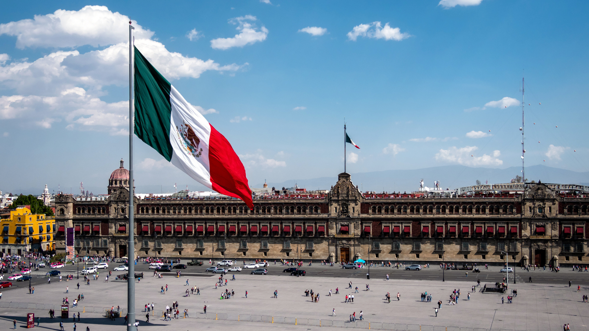 Mexická vlajka pred Národným palácom (sídlom prezidenta) na námestí Plaza de la Constitución v Mexiku