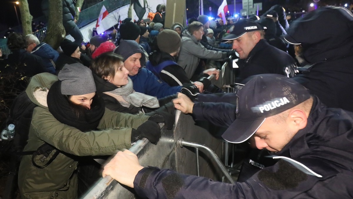 Policja skieruje do sądu 38 wniosków o ukaranie w związku z tamowaniem ruchu przez uczestników wczorajszego protestu przed Senatem, prowadzone są też dwie sprawy w związku z naruszeniem nietykalności funkcjonariusza publicznego –  poinformował dziś rzecznik prasowy KSP kom. Sylwester Marczak