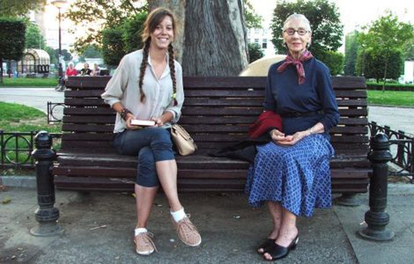 Devojka je na klupi čitala Tolstoja i privukla pažnju starije Beograđanke