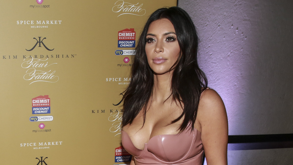 Kim Kardashian zdradziła co robi, żeby jej piersi trzymały się w miejscu. Okazuje się, że sekret tkwi… w taśmie klejącej.