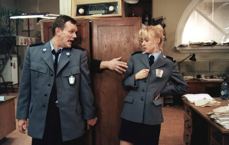 <strong>13 posterunek</strong>
<br></br>
Głównymi bohaterami byli: Cezary Cezary (posterunkowy), który dołącza do załogi posterunku w pierwszym odcinku. Wiele odcinków opisuje jego przypadkowe popadanie w coraz większe kłopoty, zwłaszcza wtedy, gdy próbuje im zapobiec. Do 29 odcinka miłością Czarka jest prostytutka Jola, później (z małą przerwą) policjantka Kasia. W tej roli – Cezary Pazura.
<br></br>
Kasia (starszy sierżant) 2 seria, (starszy posterunkowy) 1 seria. Zakochuje się w Czarku od pierwszego wejrzenia i stara się zdobyć jego miłość na różne sposoby. Później usiłuje doprowadzić do ślubu z Czarkiem. Przez kilka odcinków związana z Markiem Bączkiem, synem wiceministra, jednak głównie po to, aby zrobić Czarkowi na złość. Ma również wykształcenie pielęgniarki. W tej roli – Aleksandra Woźniak.
<br></br>
Komendant Władysław Słoik (nadkomisarz) – szef zakochany w swoim psie Pershingu, którego traktuje jak człowieka. Zofia pierwsza i Zofia druga oraz Andżela przez czas swojej służby na posterunku były jego kochankami. Czuje silną niechęć do posterunkowego Cezarego. Absolwent Katolickiego Liceum Ogólnokształcącego w Warszawie. Jest wdowcem i komunistą. Swoją pozycję zawdzięcza układom, podczas panowania socjalizmu. Z trzymanego w szafie pancernej ciężkiego karabinu maszynowego uratował życie Bierutowi. Rolę tę zagrał Marek Perepeczko.
<br></br>