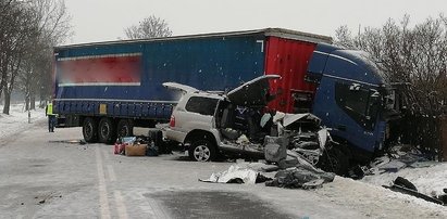 Tragedia w Iłży. Nie żyje dziennikarz, żona i córeczka zostały ranne