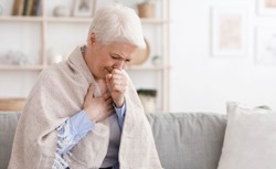 Niezaszczepione osoby powyżej 60 lat zagrożone wariantem Delta