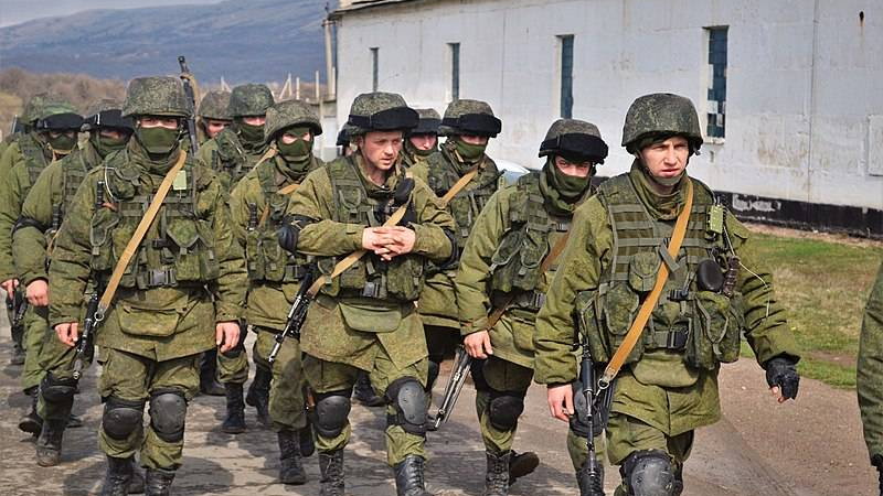 Rosyjscy żołnierze bez dystynkcji (tzw. zielone ludziki) przy ukraińskiej bazie wojskowej w Perewalne (9 marca 2014).
