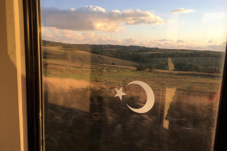 Jak w kinie: widok na bułgarski krajobraz przez okno tureckiego pociągu
