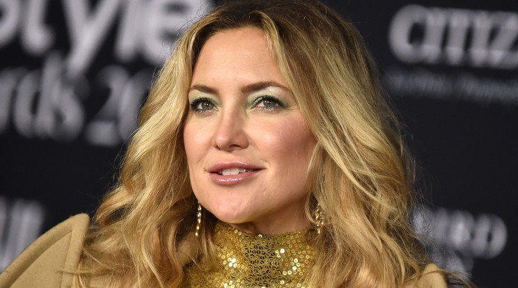 Kate Hudson kádban fekve készül a szilveszterre / Fotó: Northfoto